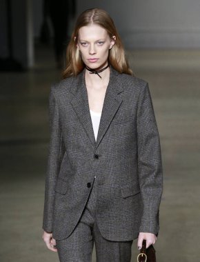 New York, New York - 09 Şubat 2020: Lexi Boling Zadig & Voltaire Fall Winter 2020 Moda Gösterisinde podyumda yürüyor