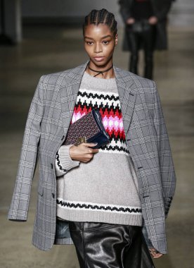 New York, New York - 09 Şubat 2020: Kyla Ramsey Zadig & Voltaire Güz Kış Moda Şovu 'nda podyumda yürüyor