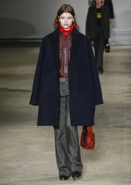 New York, New York - 09 Şubat 2020: Mathilde Henning Zadig & Voltaire Fall Winter 2020 Moda Fuarı 'nda podyumda yürüyor