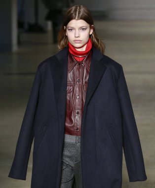 New York, New York - 09 Şubat 2020: Mathilde Henning Zadig & Voltaire Fall Winter 2020 Moda Fuarı 'nda podyumda yürüyor