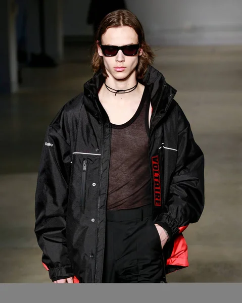 ニューヨーク 2020年2月9日 モデルがZadig Voltaire Firter 2020年秋冬ファッションショーで滑走路を歩く — ストック写真
