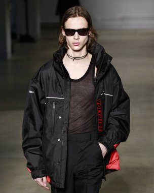 New York, New York - 09 Şubat 2020: Zadig & Voltaire Fall Winter Moda Show 2020 'de bir model podyumda yürüyor