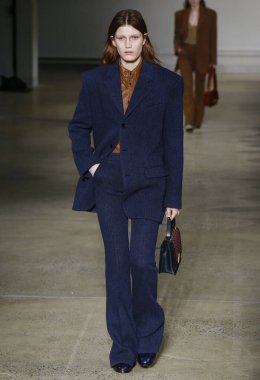 New York, New York - 09 Şubat 2020: Zadig & Voltaire Fall Winter Moda Show 2020 'de bir model podyumda yürüyor