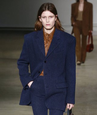 New York, New York - 09 Şubat 2020: Zadig & Voltaire Fall Winter Moda Show 2020 'de bir model podyumda yürüyor