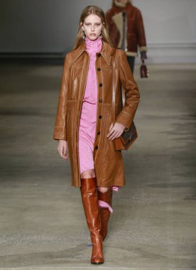 New York, New York - 09 Şubat 2020: Abby Champion Zadig & Voltaire Kış Moda Gösterisi 'nde podyumda yürüyor