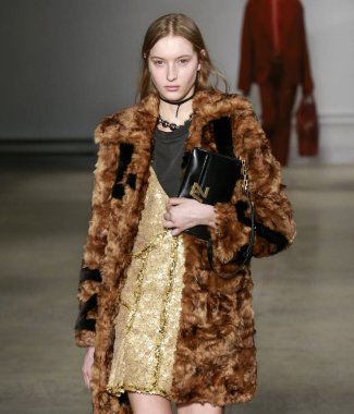 New York, New York - 09 Şubat 2020: Kateryna Zub Zadig & Voltaire Fall Winter 2020 Moda Fuarı 'nda podyumda yürüyor