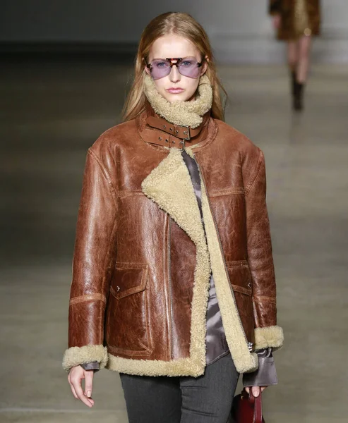 New York, New York - 9 Şubat 2020: Natalie Ludwig Zadig & Voltaire Fall Winter 2020 Moda Gösterisinde podyumda yürüyor