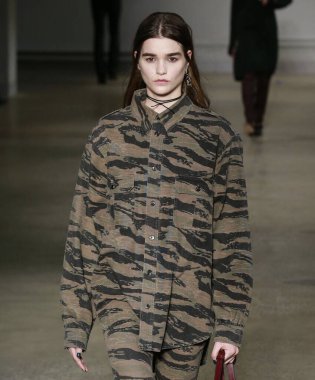 New York, New York - 09 Şubat 2020: Margriet Loosman Zadig & Voltaire Fall Winter 2020 Moda Gösterisinde podyumda yürüyor