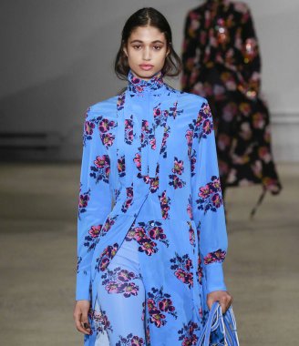 New York, New York - 09 Şubat 2020: Malika El Maslouhi Zadig & Voltaire Fall Winter 2020 Moda Gösterisinde podyumda yürüyor