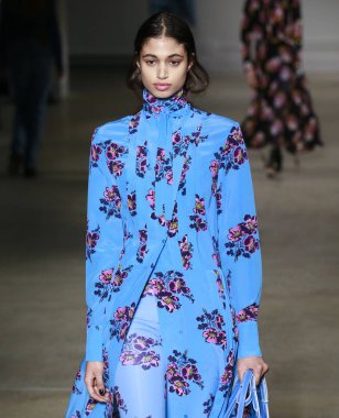 New York, New York - 09 Şubat 2020: Malika El Maslouhi Zadig & Voltaire Fall Winter 2020 Moda Gösterisinde podyumda yürüyor