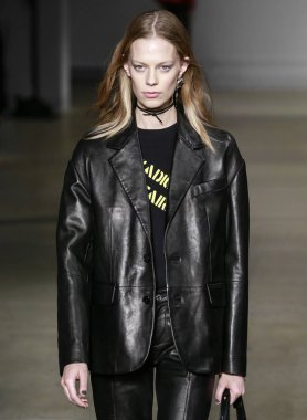 New York, New York - 09 Şubat 2020: Lexi Boling Zadig & Voltaire Fall Winter 2020 Moda Gösterisinde podyumda yürüyor