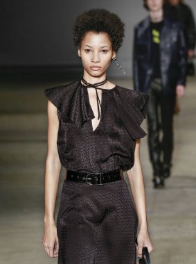 New York, New York - 09 Şubat 2020: Lineisy Montero Zadig & Voltaire Fall Winter 2020 Moda Gösterisinde podyumda yürüyor