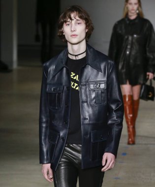 New York, New York - 09 Şubat 2020: Zadig & Voltaire Fall Winter Moda Show 2020 'de bir model podyumda yürüyor