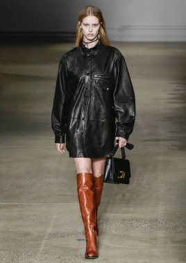 New York, New York - 09 Şubat 2020: Abby Champion Zadig & Voltaire Kış Moda Gösterisi 'nde podyumda yürüyor