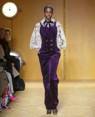 New York, New York - 10 Şubat 2020: Tami Williams Zimmermann Sonbahar Moda Gösterisi 'nde podyumda yürüyor