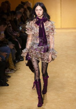 New York, New York - 10 Şubat 2020: Sijia Kang Zimmermann Sonbahar Moda Şovu 'nda podyumda yürüyor