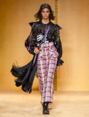 New York, New York - 10 Şubat 2020: Barbara Valente Zimmermann Sonbahar Moda Gösterisi 'nde podyumda yürüyor