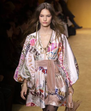 New York, New York - 10 Şubat 2020: Faretta Zimmermann Sonbahar Moda Gösterisi 'nde podyumda yürüyor