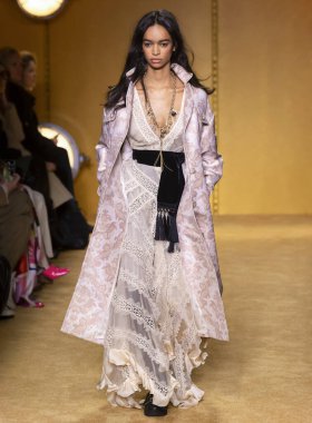 New York, New York - 10 Şubat 2020: Franci Santos Zimmermann Sonbahar Moda Gösterisi 'nde podyumda yürüyor