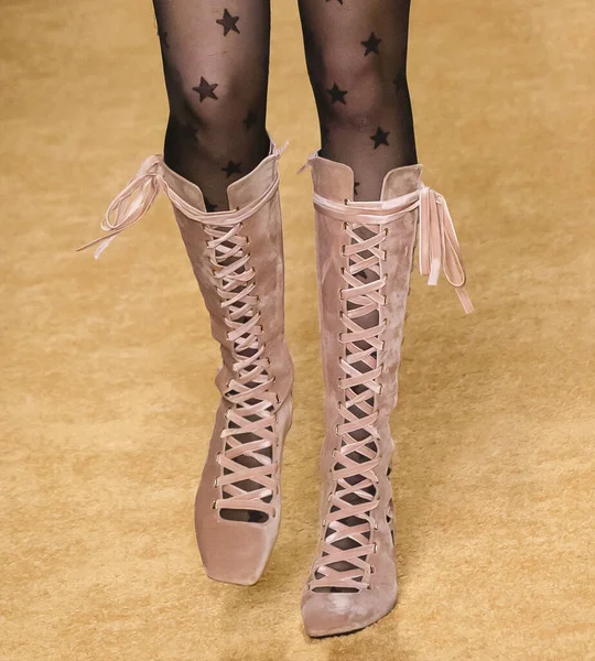 ニューヨーク 2020年2月10日 モデル 靴の詳細 ジマーマンで滑走路を歩く2020年秋冬ファッションショー — ストック写真