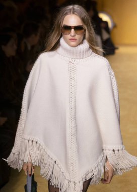 New York, New York - 10 Şubat 2020: Josefine Lynderup Zimmermann Sonbahar Moda Şovu 'nda podyumda yürüyor