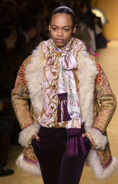 New York, New York - 10 Şubat 2020: Aaliyah Hydes Zimmermann Sonbahar Moda Şovu 'nda podyumda yürüyor