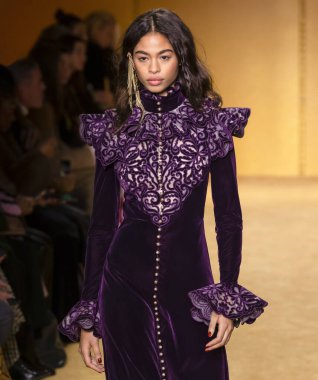 New York, New York - 10 Şubat 2020: Zoe Thaets Zimmermann Sonbahar Moda Gösterisi 'nde podyumda yürüyor