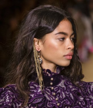 New York, New York - 10 Şubat 2020: Zoe Thaets Zimmermann Sonbahar Moda Gösterisi 'nde podyumda yürüyor