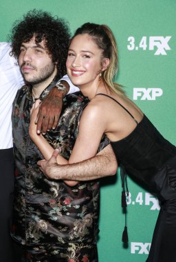 Los Angeles, Ca - 27 Şubat 2020: Benny Blanco ve Elsie Hewitt, Fxx 'in 