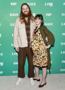 Los Angeles, Ca - 27 Şubat 2020: Max Searle (L) ve konuk, Fxx 'in 