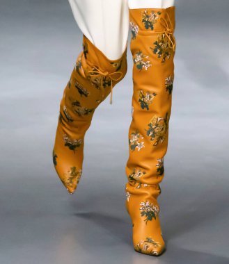 New York, Ny - 09 Şubat 2020: Bir model (bot detayları) Tory Burch Sonbahar Moda Şovu 2020 'de podyumda yürüyor