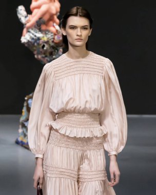 New York, Ny - 9 Şubat 2020: Lara Mullen Tory Burch Güz Kış Şovu 'nda podyumda yürüyor