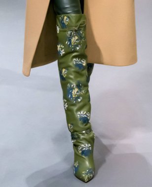 New York, Ny - 09 Şubat 2020: Bir model (bot detayları) Tory Burch Sonbahar Moda Şovu 2020 'de podyumda yürüyor