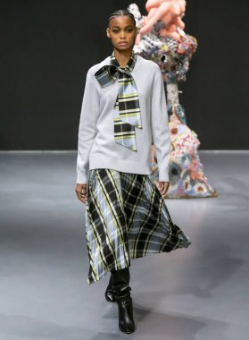 New York, Ny - 9 Şubat 2020: Blesnya Minher, Tory Burch Sonbahar Moda Gösterisi 'nde podyumda yürüyor