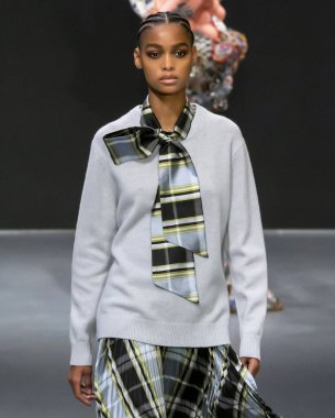 New York, Ny - 9 Şubat 2020: Blesnya Minher, Tory Burch Sonbahar Moda Gösterisi 'nde podyumda yürüyor