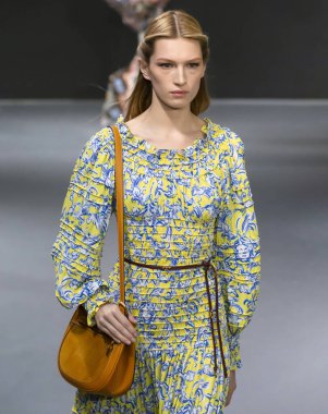 New York, Ny - 9 Şubat 2020: Liz Kennedy Tory Burch Sonbahar Moda Şovu 'nda podyumda yürüyor