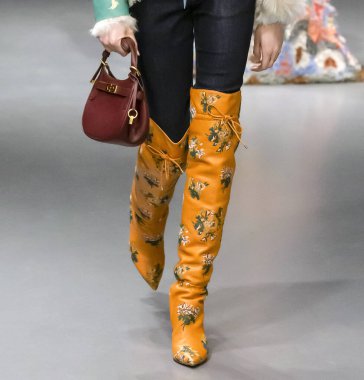 New York, Ny - 09 Şubat 2020: Bir model (çanta ve bot detayı) Tory Burch Sonbahar Moda Şovu 2020 'de podyumda yürüyor