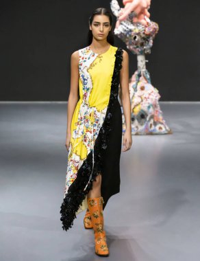 New York, Ny - 09 Şubat 2020: Nora Attal Tory Burch Güz Kış Şovu 'nda podyumda yürüyor