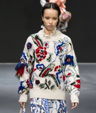 New York, Ny - 09 Şubat 2020: Yidan Huang Tory Burch Kış Şovu 'nda podyumda yürüyor