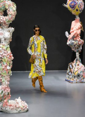 New York, Ny - 09 Şubat 2020: Barbara Valente Tory Burch Güz Kış Moda Gösterisi 'nde podyumda yürüyor