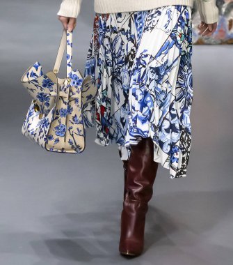New York, Ny - 09 Şubat 2020: Bir model (çanta ve bot detayı) Tory Burch Sonbahar Moda Şovu 2020 'de podyumda yürüyor