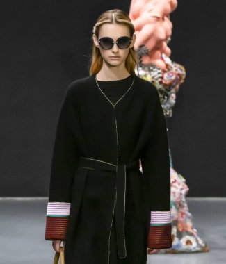 New York, Ny - 9 Şubat 2020: Olivia Novak Tory Burch Kış Moda Gösterisi 'nde podyumda yürüyor