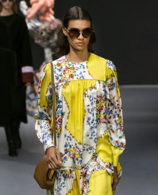 New York, Ny - 09 Şubat 2020: Barbara Valente Tory Burch Güz Kış Moda Gösterisi 'nde podyumda yürüyor