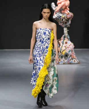 New York, Ny - 9 Şubat 2020: Qun Ye 2020 Tory Burch Sonbahar Moda Gösterisinde podyumda yürüyor