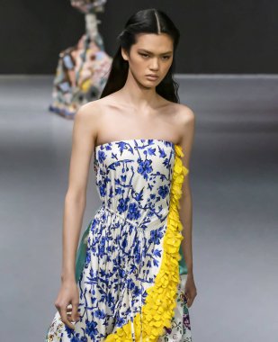 New York, Ny - 9 Şubat 2020: Qun Ye 2020 Tory Burch Sonbahar Moda Gösterisinde podyumda yürüyor