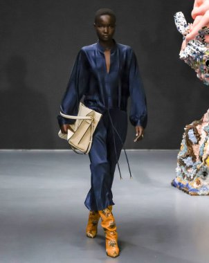 New York, Ny - 09 Şubat 2020: Akon Changkou, Tory Burch Güz Kış Şovu 'nda podyumda yürüyor