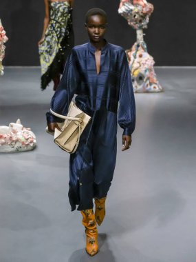 New York, Ny - 09 Şubat 2020: Akon Changkou, Tory Burch Güz Kış Şovu 'nda podyumda yürüyor