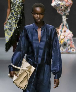 New York, Ny - 09 Şubat 2020: Akon Changkou, Tory Burch Güz Kış Şovu 'nda podyumda yürüyor