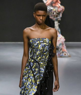 New York, Ny - 09 Şubat 2020: Yorgelis Marte Tory Burch Güz Kış Moda Şovu 'nda podyumda yürüyor