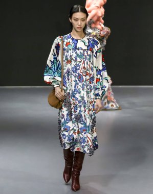 New York, Ny - 9 Şubat 2020 Sora Choi, Tory Burch Güz Kış Şovu 'nda podyumda yürüyor.